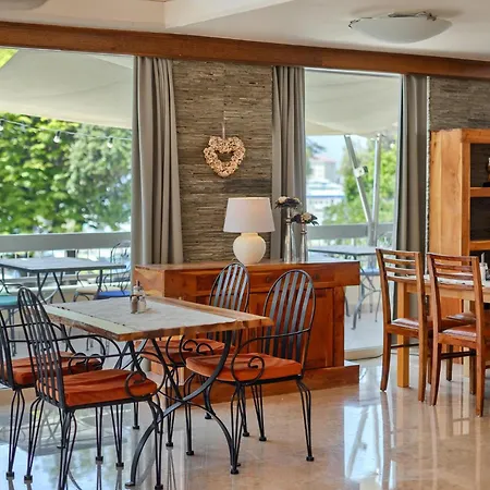 호텔 Hotel Porec 3*